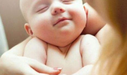 宝宝吃母乳视频,母爱传递的美好画面